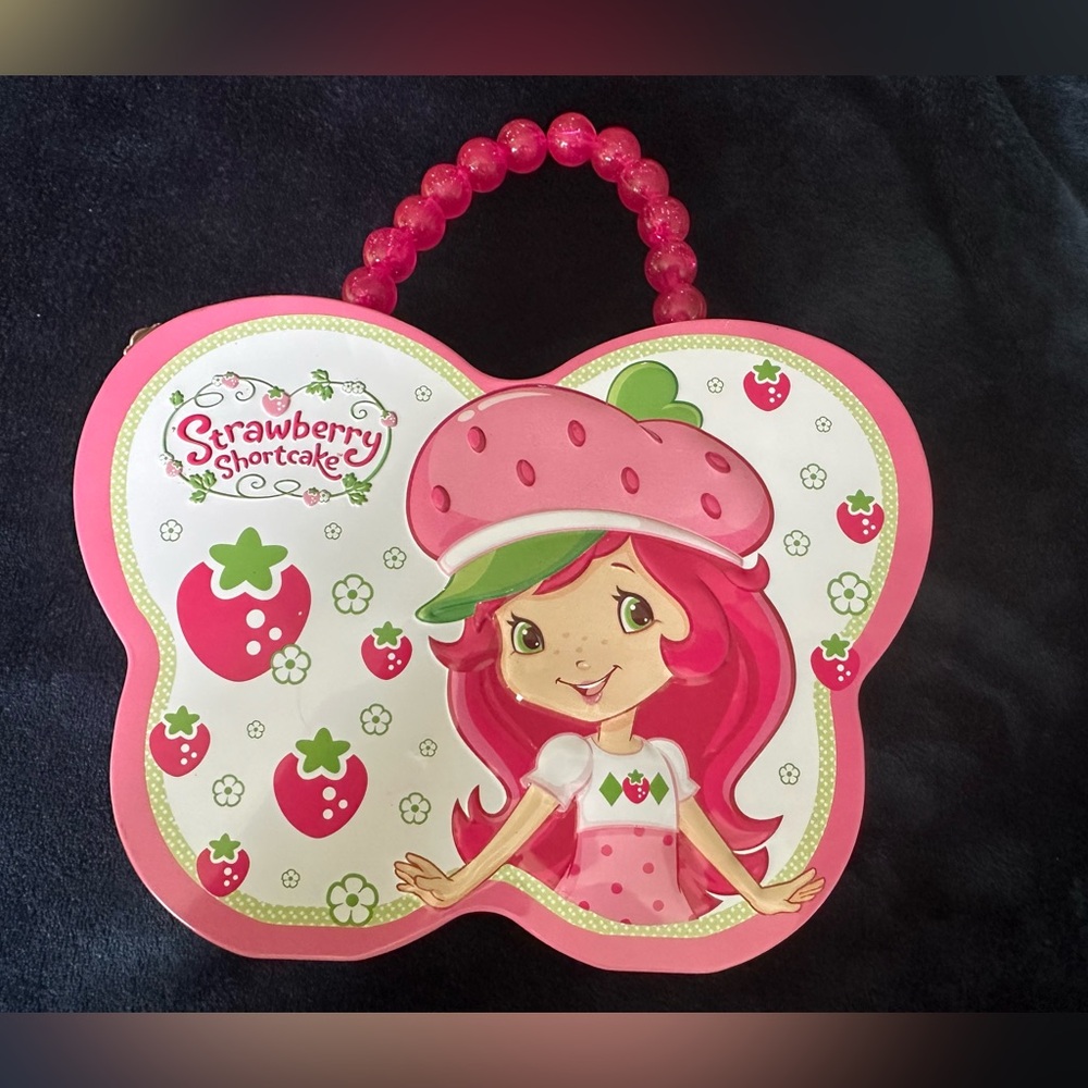 Strawberry Shortcake storage tin with click clasp.